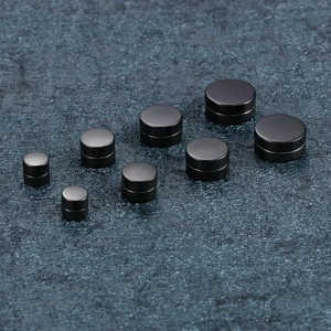 Lot de quatre paires de clous d'oreilles magnétiques noirs mats sur fond sombre