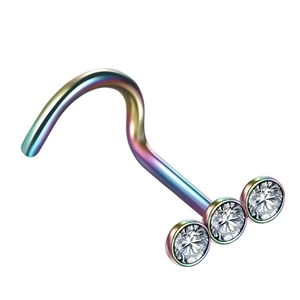 Detailaufnahme des regenbogenfarbenen Nasensteckers aus Edelstahl mit drei klaren Zirkoniasteinen