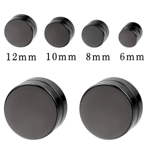 Vue détaillée de clous d'oreilles magnétiques noirs en tailles 6mm, 8mm, 10mm et 12mm