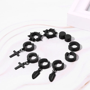 Mise à plat d'un ensemble de boucles d'oreilles punk noires en acier inoxydable