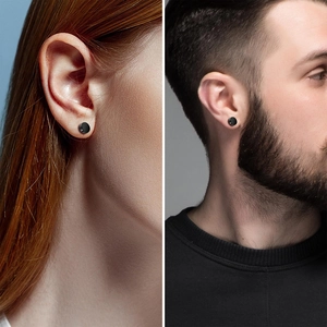 Boucles d'oreilles rondes noires en acier inoxydable pour hommes et femmes sur modèles