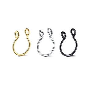 Détail de faux piercings de nez en or, argent et noir avec un design en forme de U