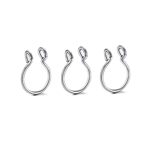 Vue macro de trois faux piercings de nez en acier inoxydable argenté poli en forme de U