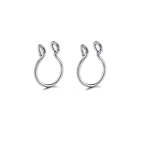 Détail de faux piercings de nez et bagues d'oreille en acier inoxydable argenté poli