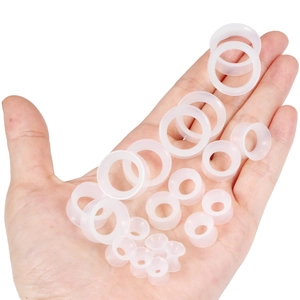 Transparentes Silikon Ohr-Dehnungs-Set in verschiedenen Größen auf der Hand gehalten