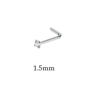 Makroaufnahme von 1,5 mm L-Nasenstecker aus Edelstahl mit klarem Zirkonia Kristallbesatz