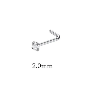 Makro-Detail eines 2,0 mm L-förmigen Edelstahl-Nasensteckers mit klarem Zirkonia-Stein