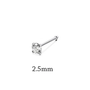 Detailansicht eines 2,5-mm-Zirkonstifts auf einem silbernen Nasenstecker aus Edelstahl