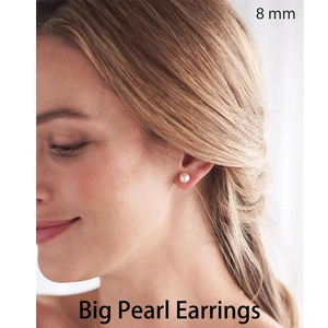 Nahaufnahme eines 8mm weißen Perlenohrsteckers an einem Model für Größe und Eleganz