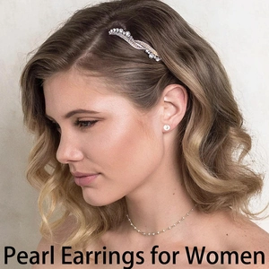 Elegante Perlenohrstecker und glitzernde Haarspange Set auf einem weiblichen Model im Profil