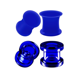 Detailansicht matter und transparenter dunkelblauer Acryl-Ohr-Gauges und Tunnel-Sets