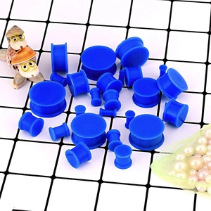 Makroansicht leuchtend blauer Silikon-Ohr-Plugs in verschiedenen Größen zum Dehnen der Ohren