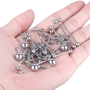 Kit de piercing en acier inoxydable argenté tenu à la main avec divers modèles