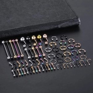 Vue détaillée d'un ensemble de piercings en acier inoxydable de diverses couleurs et formes