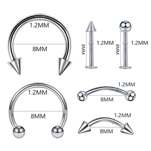 Dettaglio del set piercing a ferro di cavallo e labret in acciaio inox da 1,2 mm