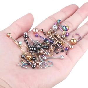 Variété de bijoux de piercing corporel en acier inoxydable tenus dans une paume