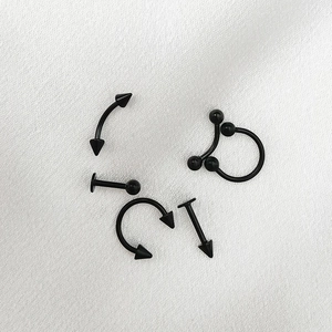 Dettaglio del set di gioielli per piercing neri in acciaio inossidabile con sfere e punte