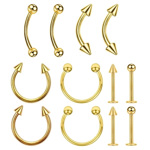 Dettaglio del set di piercing dorati in acciaio inossidabile con anelli e barrette