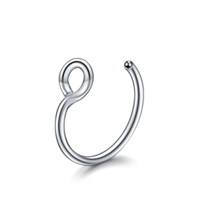 Nahaufnahme eines silbernen Edelstahl-Nasenrings in U-Form mit polierter Metalloberfläche