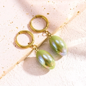 Orecchini a cerchio dorati con pendenti ovali in resina verde chiaro madreperlati da donna