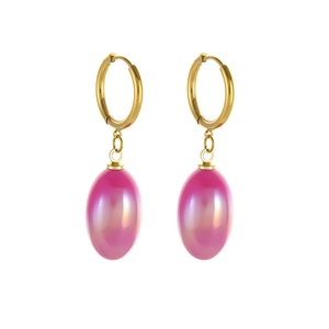 Eleganti orecchini a cerchio dorati con pendenti ovali in resina rosa perlata