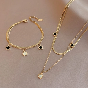 Détail d'un ensemble collier et bracelet double couche étoile dorée avec nacre