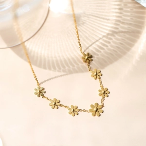 Collier marguerite doré pour femme en acier titane avec ombres artistiques élégantes