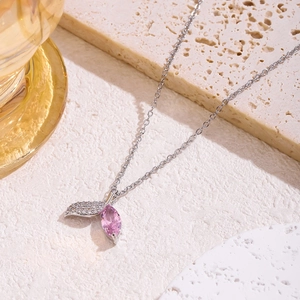Elegante collana a fiocco di neve con gemma marquise rosa e dettagli in zirconi