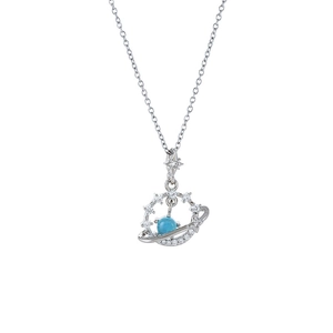Collana d'argento con un ciondolo a forma di pianeta Saturno con perla blu e cristalli