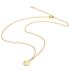 Halskette aus Gold-Edelstahl mit Herzanhänger und Sternschliff-Diamant auf Weiß