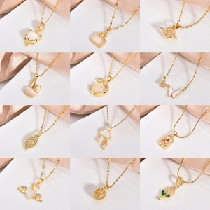 Colliers exquis en cuivre plaqué or 18 carats avec zircons et pendentifs en douze styles
