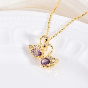 Magnifique collier double cygne plaqué or 18k avec cristaux violets et oxydes de zirconium
