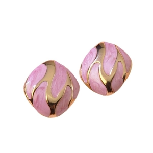 Eleganti orecchini a lobo quadrati dorati con trama in marmo rosa in stile di lusso