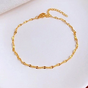 Detailed view of the 18k gold plated titanium steel lip chain with lobster clasp and extender