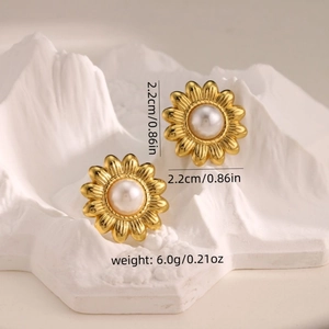 Detail view of 2.2cm golden sunflower pearl earrings with weight and size specifications