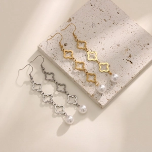 Élégantes boucles d'oreilles longues en or et argent avec trèfles évidés et perles