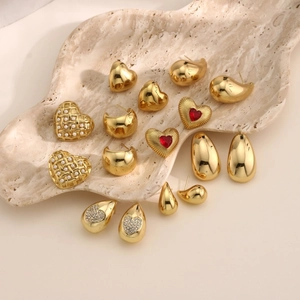 Set de pendientes dorados con diseño de gota de agua y corazón en bandeja