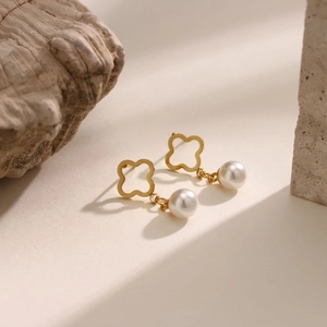 Pendientes de Botón de Acero Inoxidable Bañado en Oro 18K Trébol de Cuatro Hojas Hueco con Perla Artificial Natural para Mujer