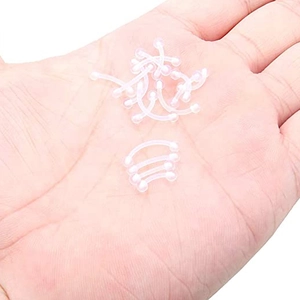 Set da 24 pezzi di piercing per sopracciglia in acrilico trasparente mostrati sulla mano