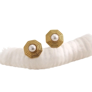 Eleganti orecchini a perno ottagonali dorati con perle bianche in stile vintage