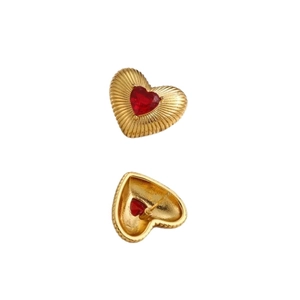 Pendientes de corazón dorado con centro de cristal rojo y acabado texturizado