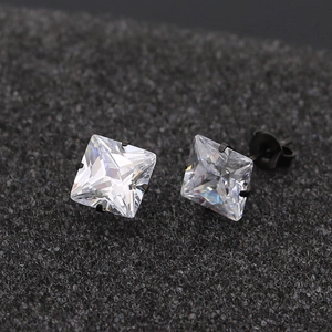 Detalle de pendientes de circonita cuadrada con engaste negro de cuatro garras en acero