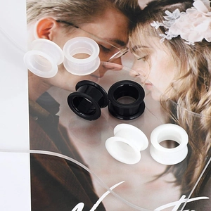 Drei Paar flexible Silikon-Ohr-Tunnels in Weiß, Schwarz und lichtdurchlässigem Matt-Finish
