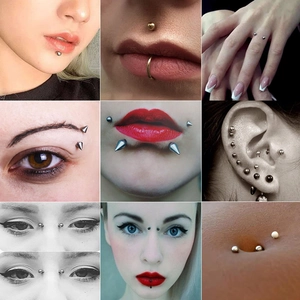Kit de piercing montrant des bijoux de lèvre, sourcil et oreille en noir et or