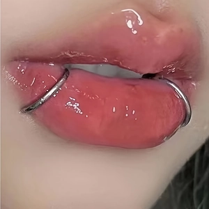 6-delige set zilveren roestvrijstalen lipringen en oorpiercings getoond op model