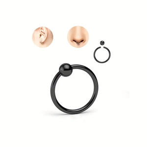 Detalle del set de anillos cautivos negros con ejemplos de piercings en oreja y nariz