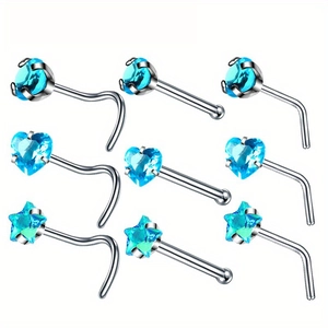 Makro-Detail von neunteiligem Nasenstecker-Set mit blauen Zirkonia in Herzform