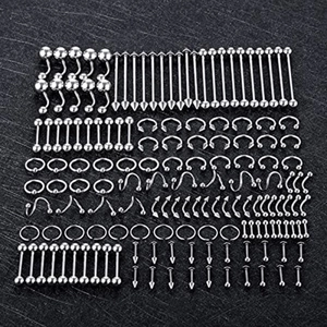 Set de 150 piezas de piercing de acero inoxidable con varios aros y pernos en fondo oscuro