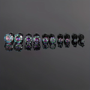 Vue macro de cinq paires de clous en zircon arc-en-ciel avec placage noir élégant