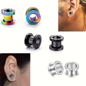 Detailansichten von Edelstahlohrtunneln mit Zirkon-Inlays und verschiedenen Oberflächen